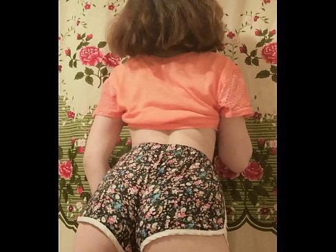 ❤️ Babe żagħżugħa sexy tqaxxir ix-xorts tagħha fuq il-kamera Porno f'mt.dewporn.ru ❌️❤
