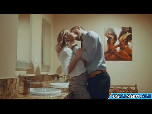 ❤️ Meta blonda busty seduces f'kamra tal-banju pubbliku Porno f'mt.dewporn.ru ❌️❤